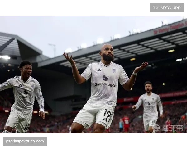 曼联官方评选：姆伯莫凭借三球一助攻荣膺十月最佳球员